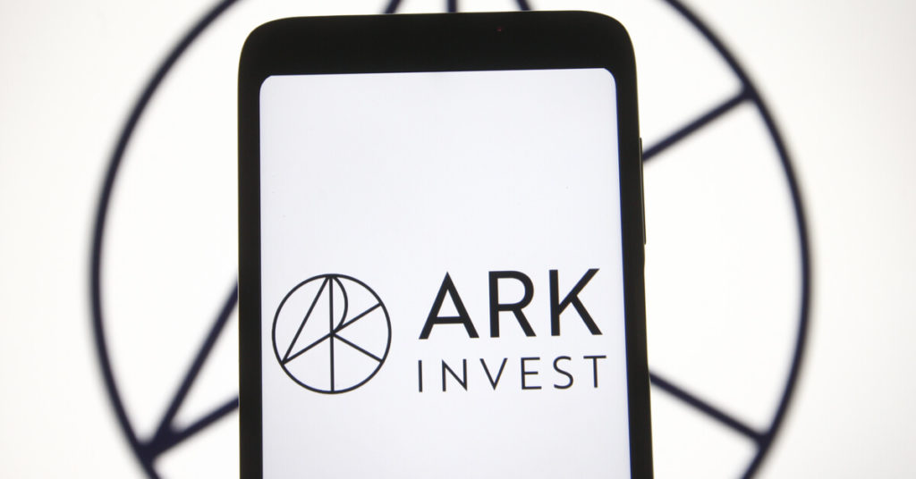 Teléfono móvil con el logotipo de Ark Invest 