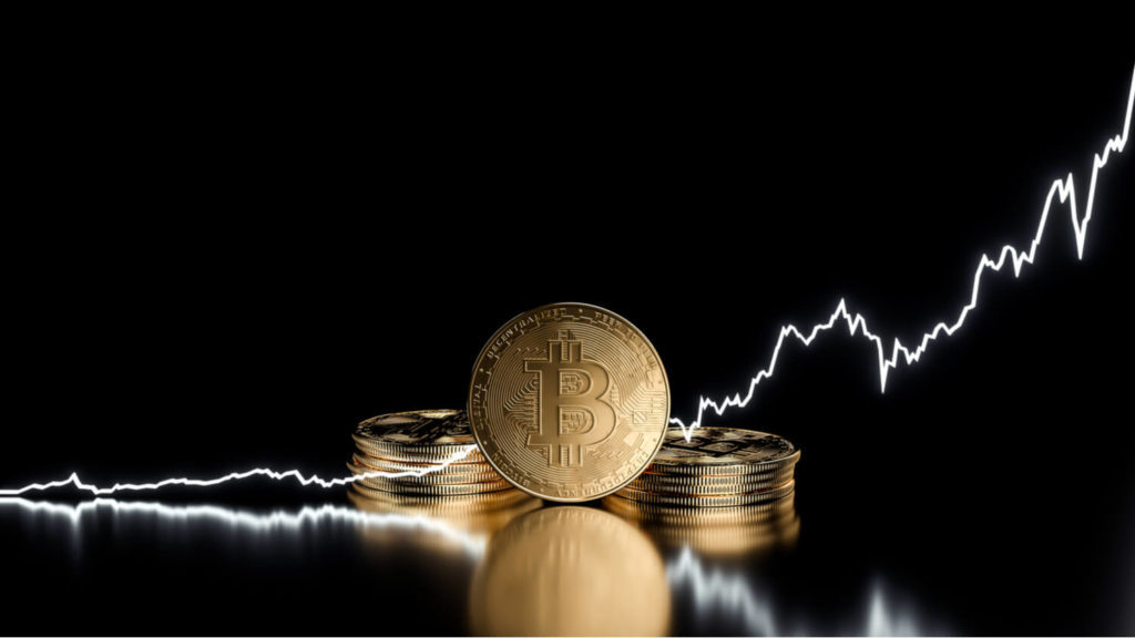 Monedas de bitcoin con una gráfica ascendente luminosa