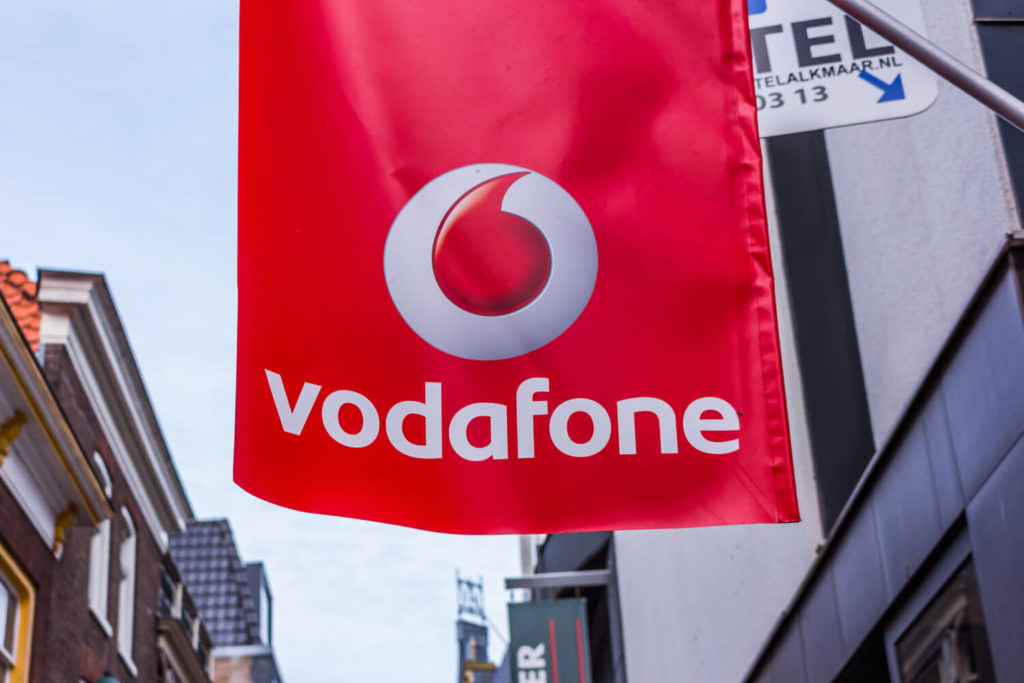 Bandera de Vodafone ondeando en la calle 