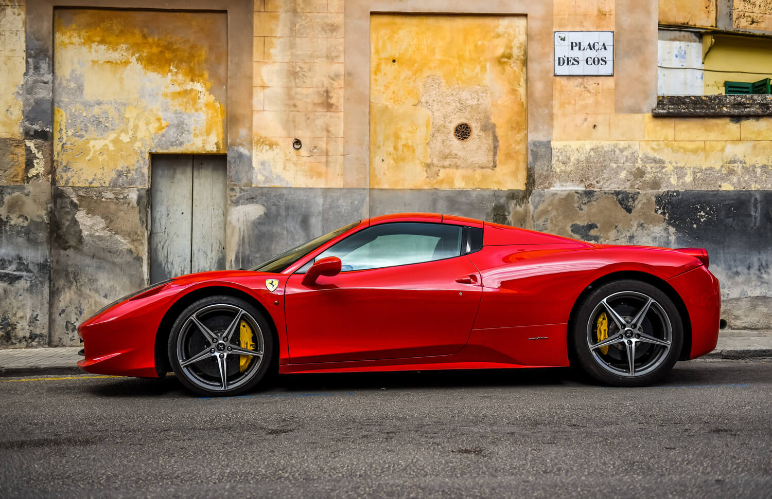 Un coche rojo de Ferrari.