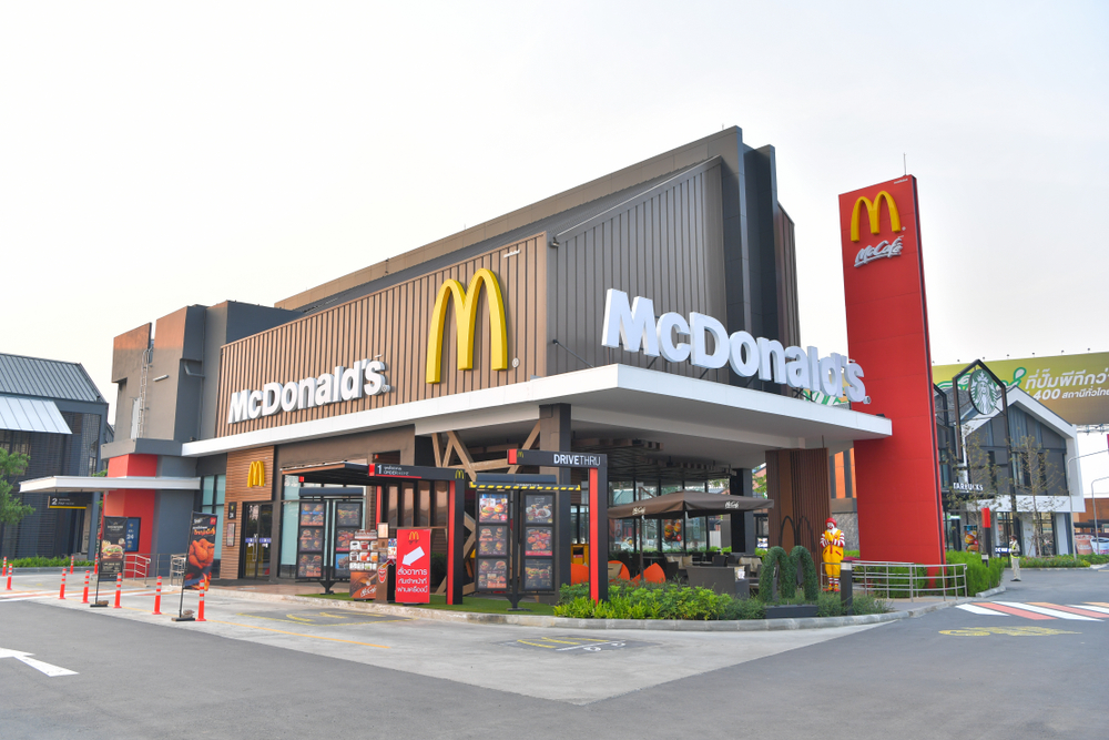Photograph of a Mcdonalds establishment in daylight