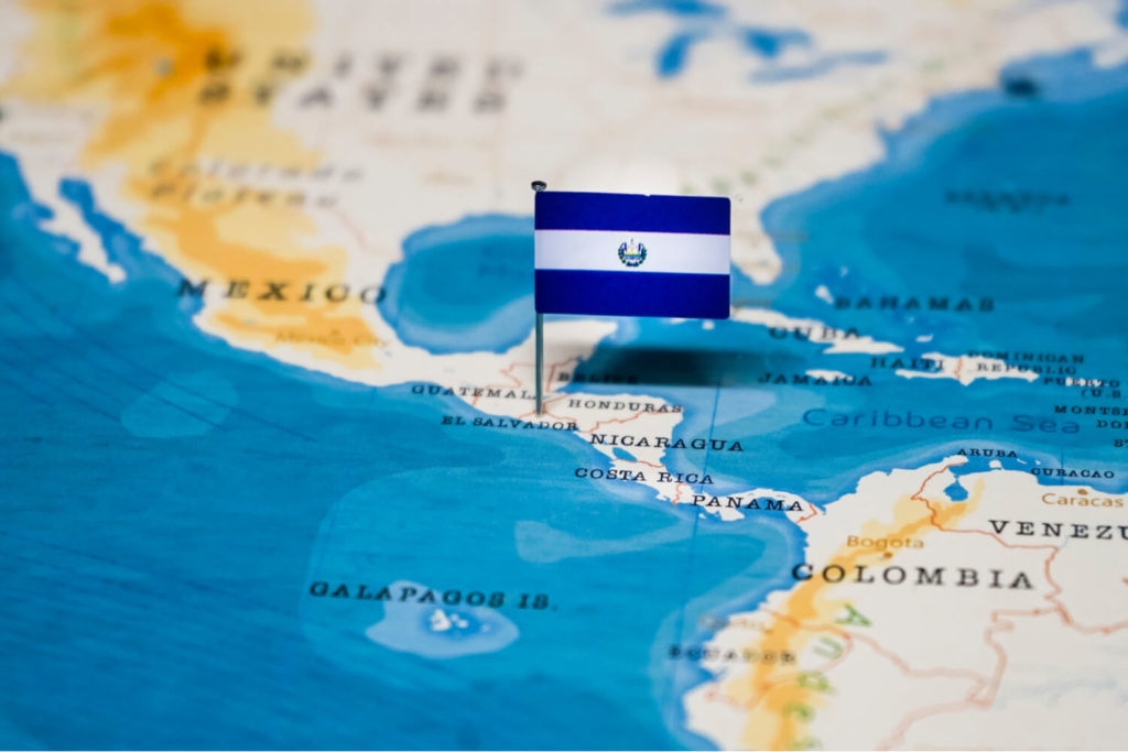 Bandera de El Salvador en un mapamundi